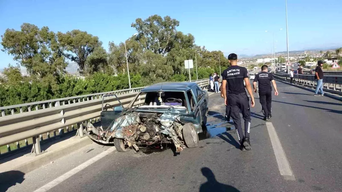 antalyada otomobil kazasi iki yarali H7WxmUC5