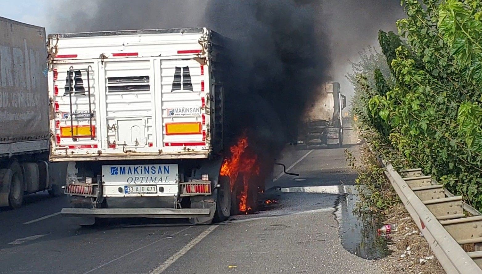 seyir halindeki tir alev alev yandi stlYQTrJ.jpg