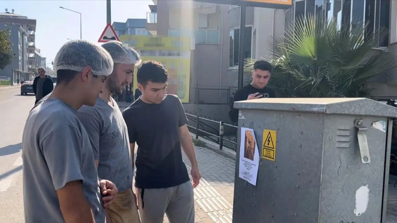 bursada kizlarinizi bu adamdan uzak tutun yazili afisler ortaligi karistirdi rVEky9f2.jpg