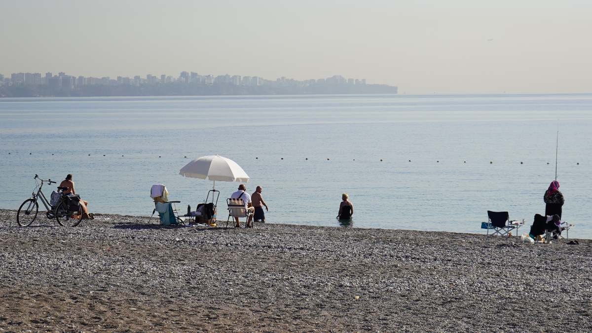 konyaalti sahilinde kasim ayinda deniz keyfi q1HQb9LJ.jpg