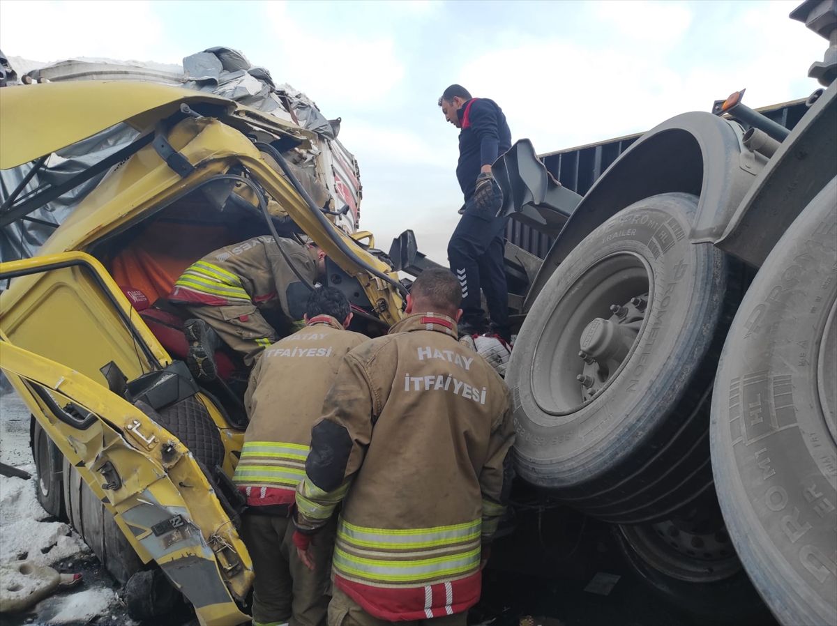 İskenderun’da Tır Çarpışması: Üç Kişi Yaralandı