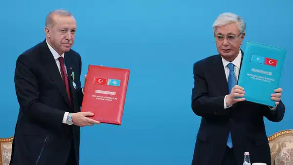 erdogan-tokayev-ile-gorustu-turkiye-ile-kazakistan-arasinda-13-anlasma-imzalandi-yxZNyjMT