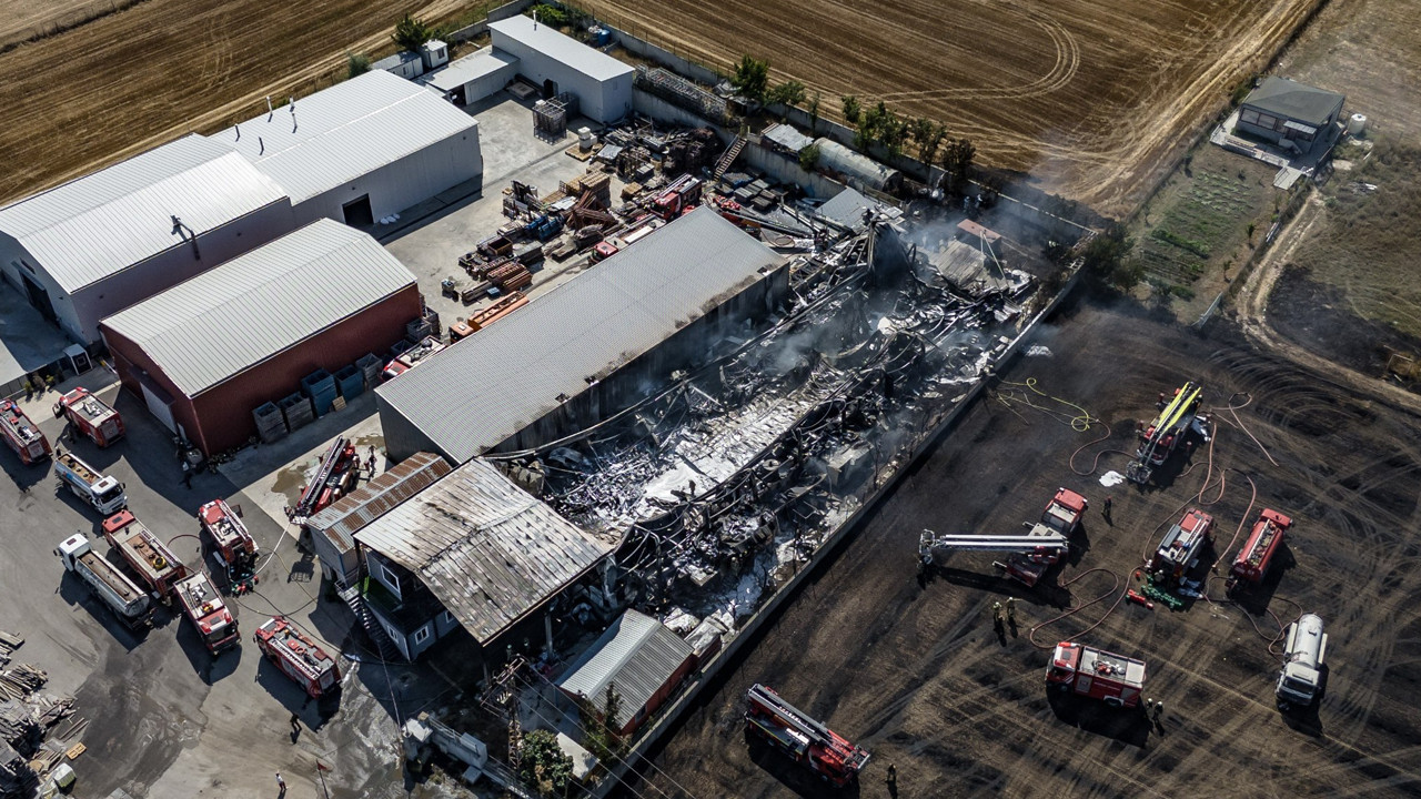 Catalcadaki fabrika yangini otluk alana sicradi Mif43OcA